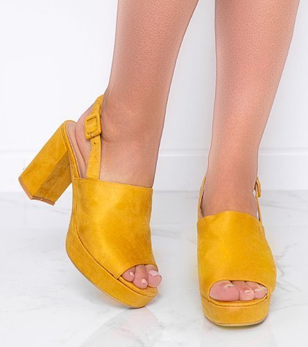 Sandále na podpätku horčicovej farby Chikie